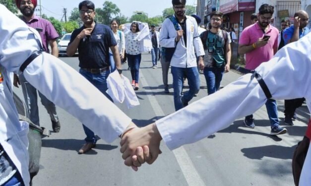 ڈاکڑوں نے کالی پٹی باندھ کر منایا یوم سیاہ