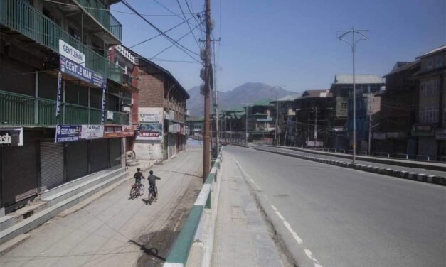 وادی کشمیر میں ’جمعے‘ کے پیش نظر مکمل لاک ڈاؤن نافذ، معمولات زندگی معطل