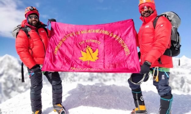 ماؤنٹ ایورسٹ کی چوٹی سر کرنے پر کولگام کے نوجوان کو عمر اور محبوبہ کی مبارکبادی