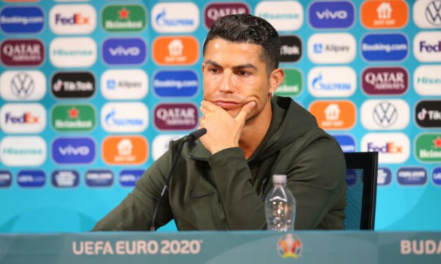 رونالڈوکے کوک کے بجائے پانی پینے سے کوکا کولا کو 4 ارب ڈالر کا نقصان