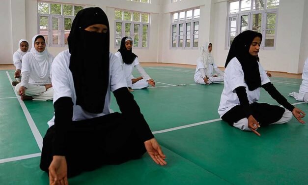 عالمی یوگا دن کی تقریب مسلم خواتین نے شرکت کرکے یوگا کیا