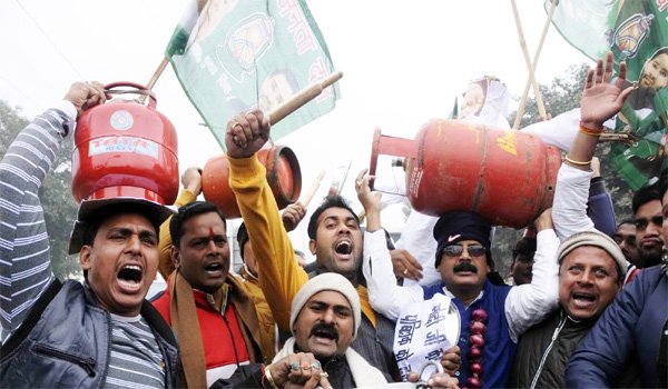 آرجے ڈی کا مہنگائی کے خلاف مظاہرہ ، کارکنان نے نریندر مودی اور نتیش کما ر کا پتلا نذرآتش کیا