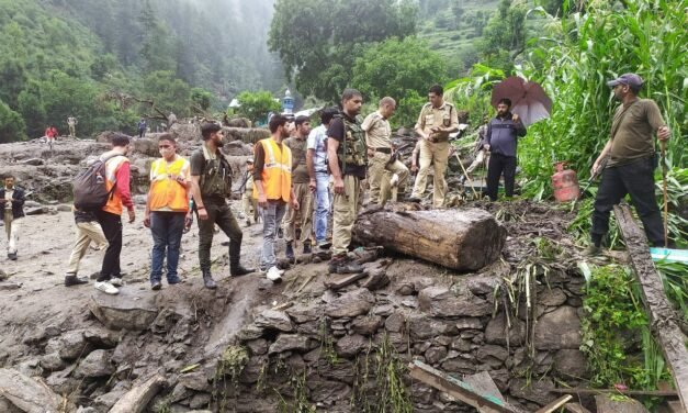 کشتواڑ میں ریسکیو آپریشن جاری، لاپتہ افراد کا کوئی سراغ نہیں مل پایا