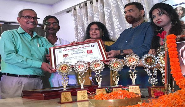 جتیندر کمار سنہا و اکرم علی ‘پریورتن میڈیا ایوارڈ’ سے نوازے گئے