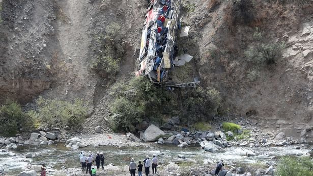 پیرو بس حادثہ میں 29 کی موت، متعدد زخمی