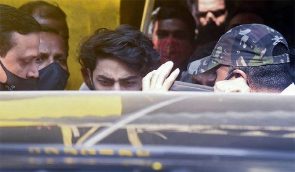 آرین خان ممبئی کے آرتھر روڈ جیل سے رہا، شاہ رخ کے ساتھ ‘منت’ پہنچے