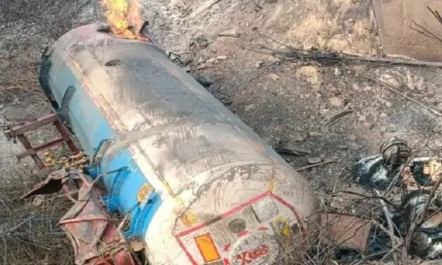 جھارکھنڈ کی دنوا گھاٹی میں گیس ٹینکر پلٹ گیا، 3 افراد ہلاک