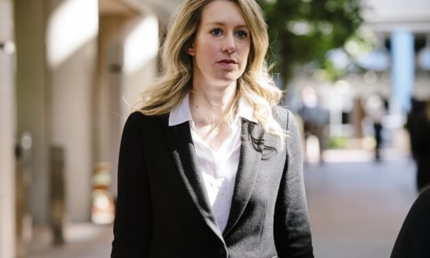 تھیرانوس کی بانی الزبتھ ہومزکو دھوکہ دہی کا مجرم قرار دیا گیا