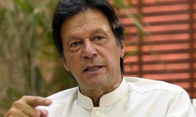 عمران نے غیر ملکی سازش کا خط صحافیوں کو دکھایا