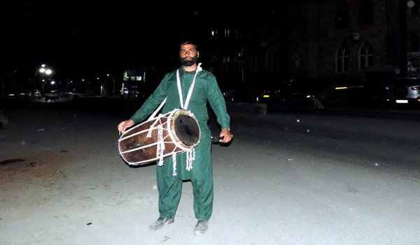کشمیر میں سحری کے وقت ڈھول بجا کر لوگوں کو جگانے کی روایت  جاری