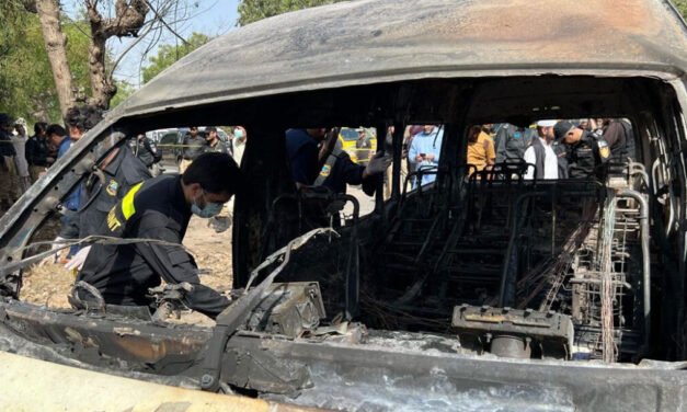 کراچی یونیورسٹی میں دھماکہ، 3 چینی شہریوں سمیت 4 افراد ہلاک