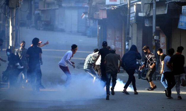 یسین ملک کو عمرقید کی سزا، 10 لاکھ روپیہ جرمان، جموں و کشمیر میں پتھراؤ، انٹرنیٹ بند