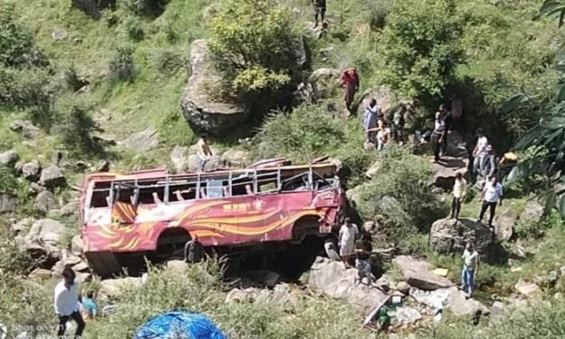 جموں وکشمیر: راجوری سڑک حادثے میں 8 افراد زخمی