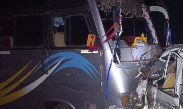 کار اور بس کی ٹکر، دو بچوں سمیت 11 افراد کی موت، کار ڈرائیور زخمی