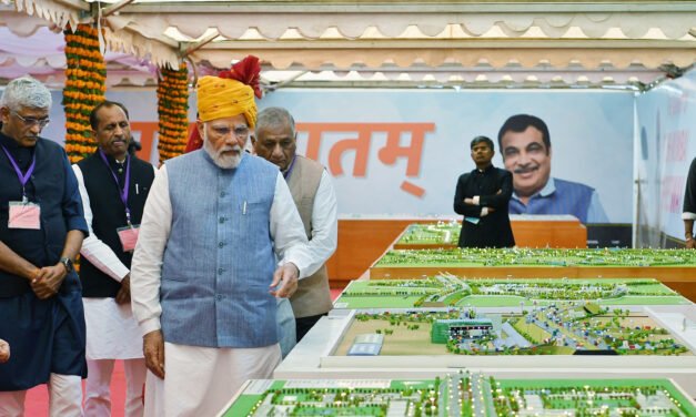 مودی نے دہلی-ممبئی ایکسپریس وے کے پہلے مرحلے کا افتتاح کیا