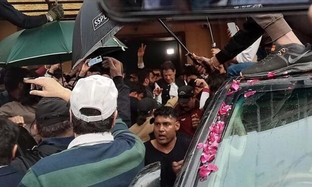 پولیس عمران کو حراست میں لینے ان کی رہائش گاہ پہنچی